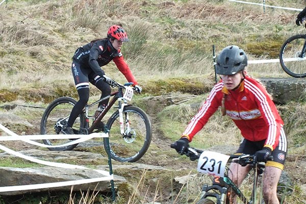 Alex descending a tricky section using the Giant XTC Advanced 1 29er 